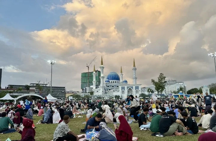 Peringatan Nuzulul Quran, Warga Kuantan Serbu Bazar Ramadan