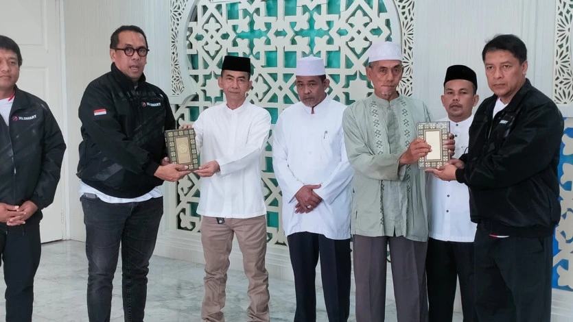 MRB Terima Wakaf 100 Al-Qur’an dan Modem Internet dari XL Smart